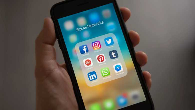 How to recruit for startups 2 recruit using social media